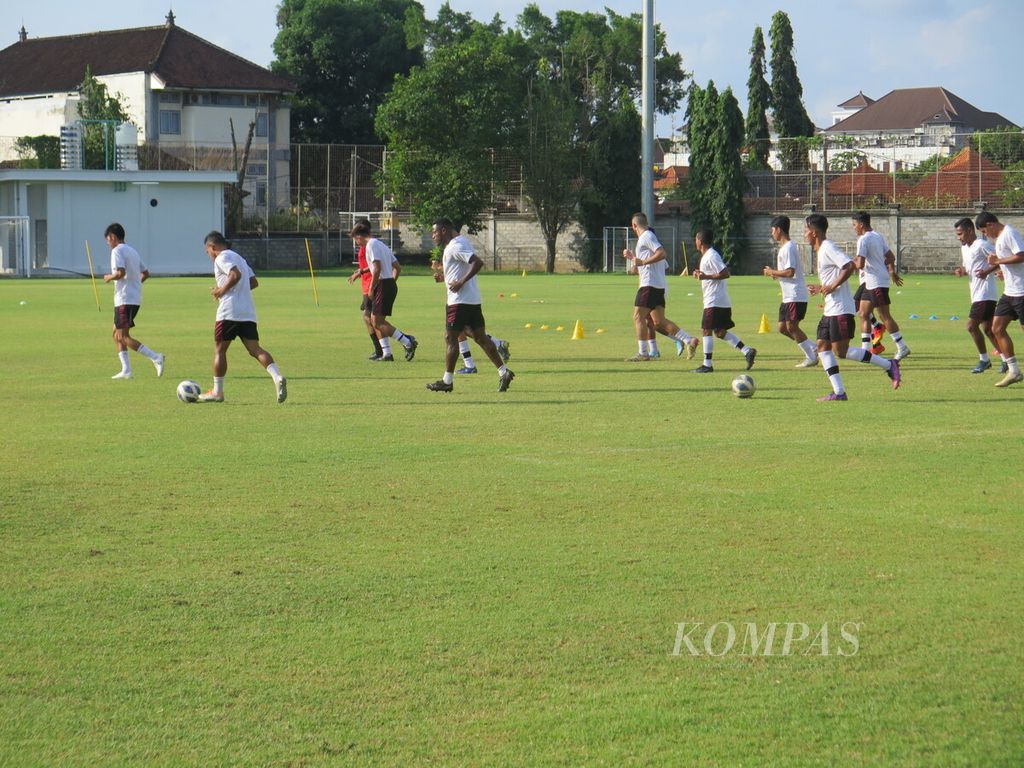 Para pemain Bali United tengah menjalani sesi lari pada sesi latihan jelang laga Piala AFC 2022 melawan Kaya-Iloilo di Lapangan Gelora Trisakti, Badung, Bali, Rabu (29/6/2022). Bali mengejar kemenangan kontra Kaya-Iloilo, Kamis (30/6), untuk menjaga asa lolos ke fase gugur.