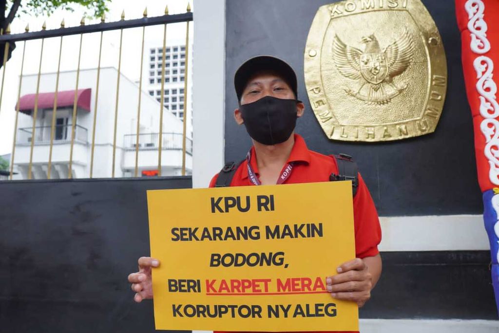 Koalisi Masyarakat Sipil Kawal Pemilu Bersih menggelar aksi untuk memprotes dua peraturan KPU yang dinilai memberi karpet merah terhadap mantan terpidana korupsi untuk mencalonkan diri dalam Pemilu Legislatif 2024, Minggu (28/5/2023), di Jakarta. 