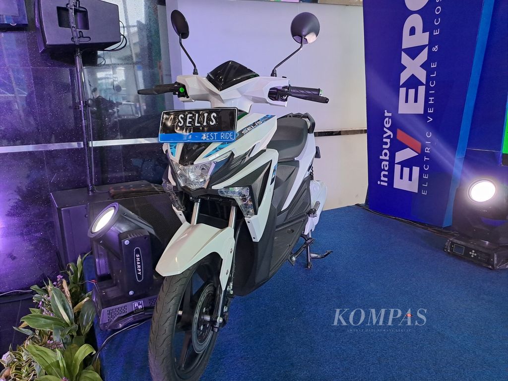 Motor listrik Selis yang dipamerkan dalam acara Inabuyer Electric Vehicles (EV) Expo 2023, SMESCO, Jakarta, Rabu (29/11/2023).