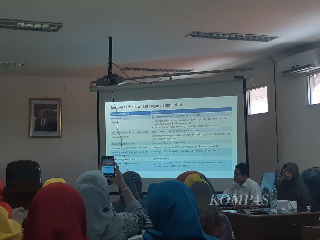 Belasan kader tuberkulosis dan pendukung pasien tuberkulosis mengikuti pemaparan terkait perkembangan penyakit menular tersebut di Kantor Dinas Kesehatan Kota Cirebon, Jawa Barat, Maret 2020.