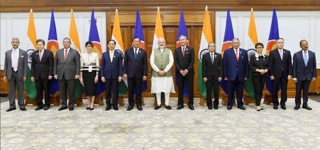 Peserta Pertemuan Khusus Menteri Luar Negeri ASEAN-India menyempatkan bertemu dan berpose dengan Perdana Menteri India Narendra Modi di New Delhi, Kamis (16/6/2022). Pertemuan Menlu ASEAN dan India diadakan untuk memperingati 30 tahun kemitraan ASEAN-India.