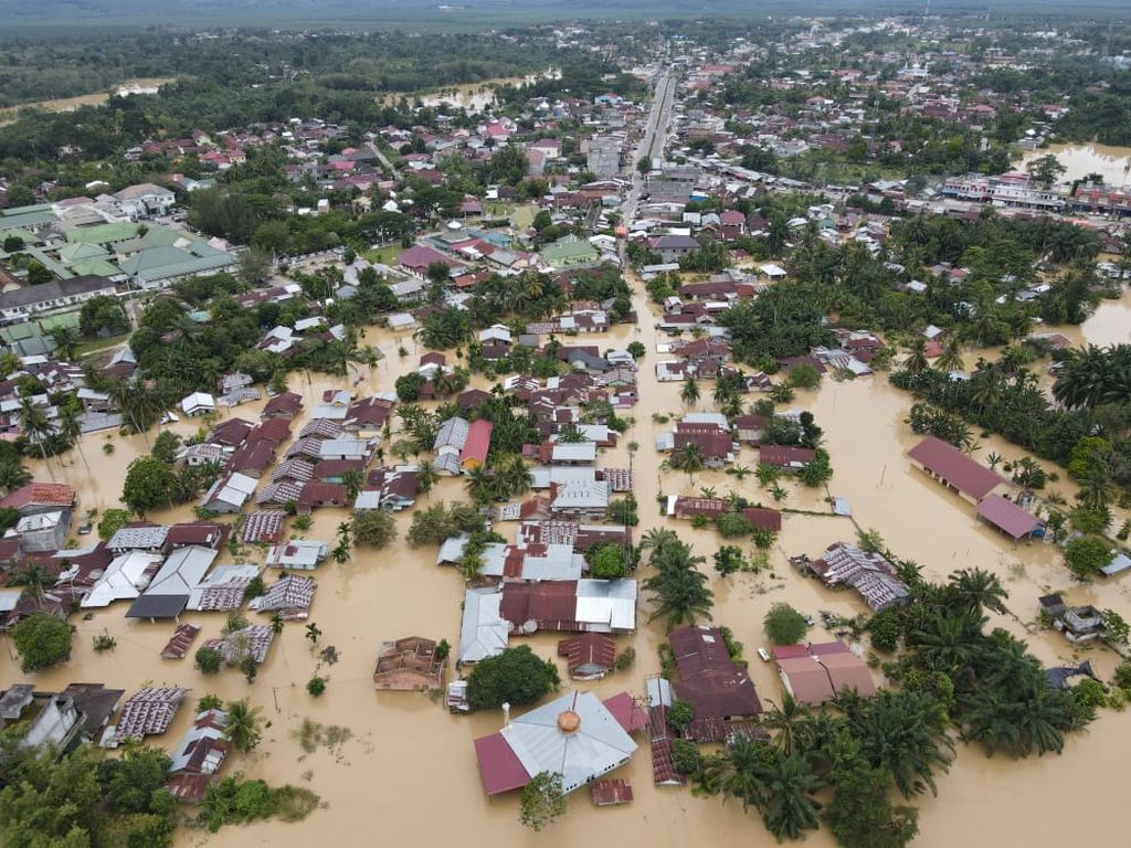 Kondisi Kota Kuala Simpang, Kabupaten Aceh Tamiang, Provinsi Aceh, Sabtu (5/11/2022), direkam dari udara. Banjir mengepung Aceh Tamiang sehingga berdampak pada terganggunya arus transportasi dan aktivitas warga. 