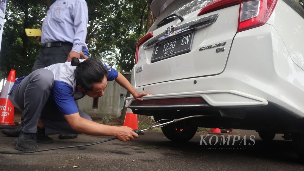 Petugas melakukan uji emisi sejumlah kendaraan dinas di lingkungan Pemerintah Kota Cirebon, Selasa (6/6/2023), di Balai Kota Cirebon, Jawa Barat. Dari 31 kendaraan yang menjalani uji emisi, terdapat 5 kendaraan yang melebihi ambang batas.