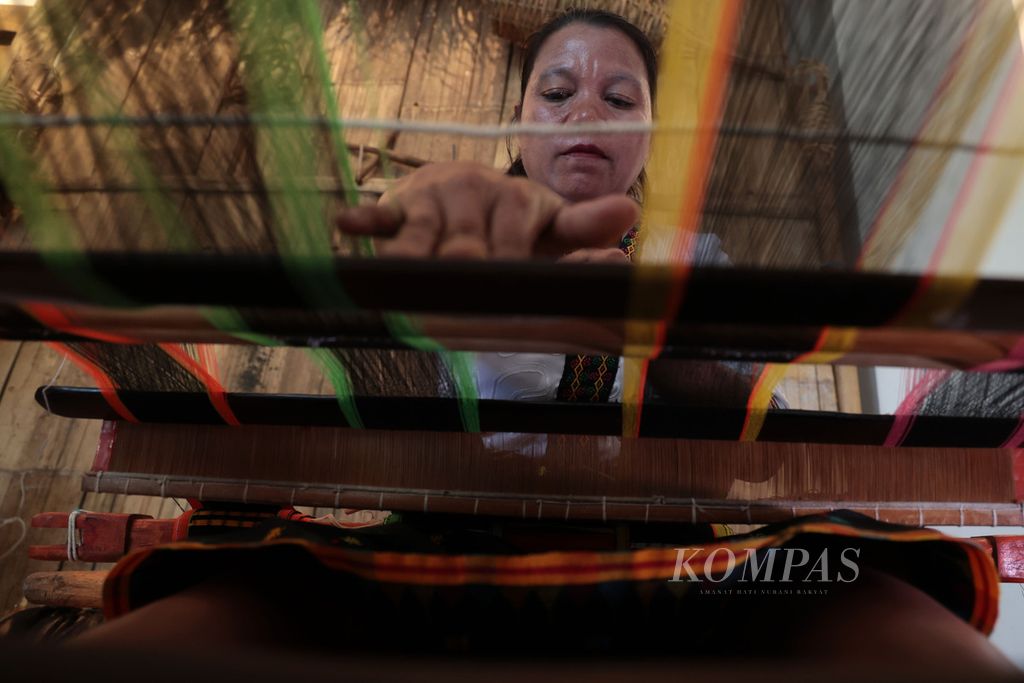 Karolina Andus (47) perajin tenun mendemontrasikan kemampuannya menenun dalam pameran produk UMKM di obyek wisata Goa Batu Cermin, Labuan Bajo, Manggarai Barat, Sabtu (6/5/2023). 