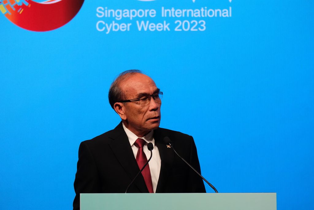Kepala Badan Siber dan Sandi Negara Letnan Jenderal (Purn) Hinsa Siburian menjadi pembicara kunci pada salah satu sesi diskusi Singapore International Cyber Week (SICW) 2023, Selasa (17/10/2023), di Singapura.