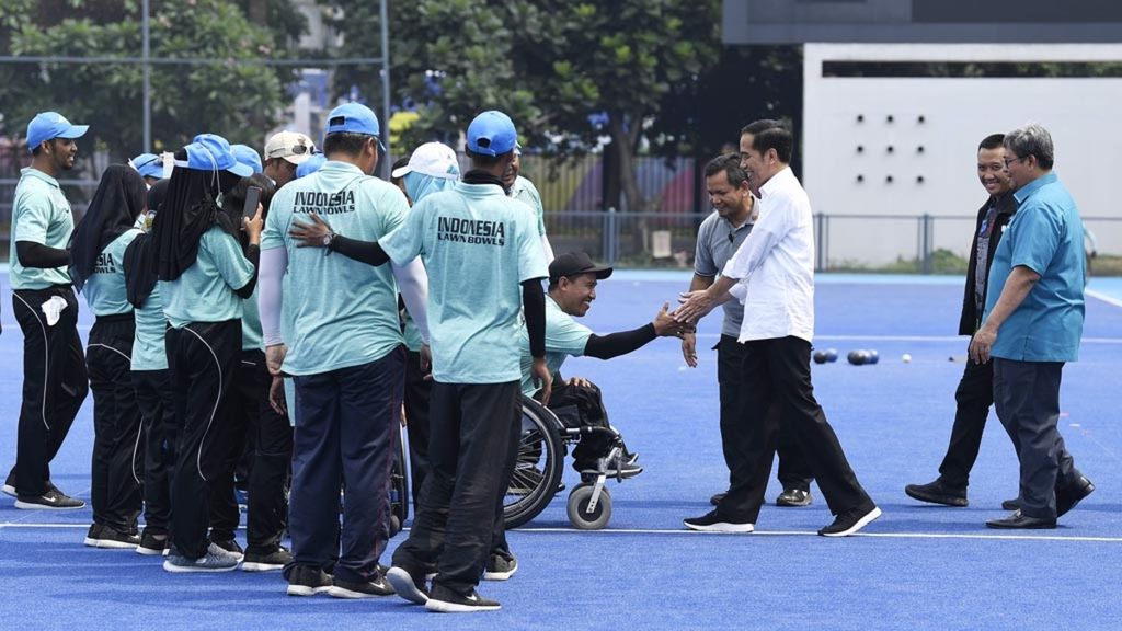 Presiden Joko Widodo (ketiga dari kanan) didampingi Menteri Pemuda dan Olahraga Imam Nahrawi (kedua dari kanan) dan Chef de Mission Asian Para Games 2018 Arminsyah (kanan) menyapa atlet pelatnas lawn bowl di Kompleks Gelora Bung Karno, Jakarta.