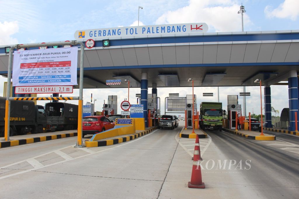 Sejumlah kendaraan melewati gerbang Tol Palembang-Indralaya, Kamis (20/9/2019). 