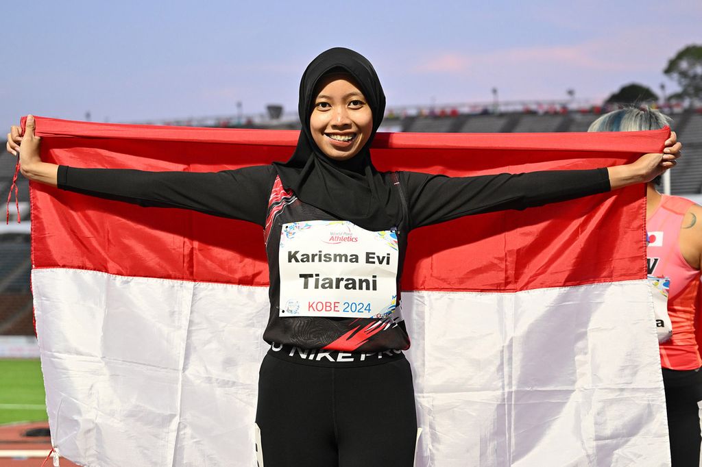 Sprinter putri Indonesia, Karisma Evi Tiarani, melakukan selebrasi setelah finis terdepan di pertandingan nomor 100 meter putri T37 Kobe 2024 Para Athletics World Championships di Kobe Universiade Memorial Stadium, Kobe, Jepang, Selasa (21/05/2024).