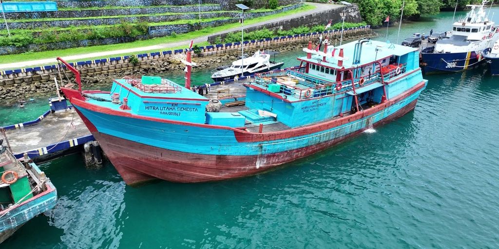 Kapal ikan Indonesia, KM Mitra Utama Semesta, menjadi barang bukti yang diamankan di Pangkalan Pengawasan Sumber Daya Kelautan dan Perikanan Kementerian Kelautan dan Perikanan di Tual, Maluku, Rabu (17/4/2024). 