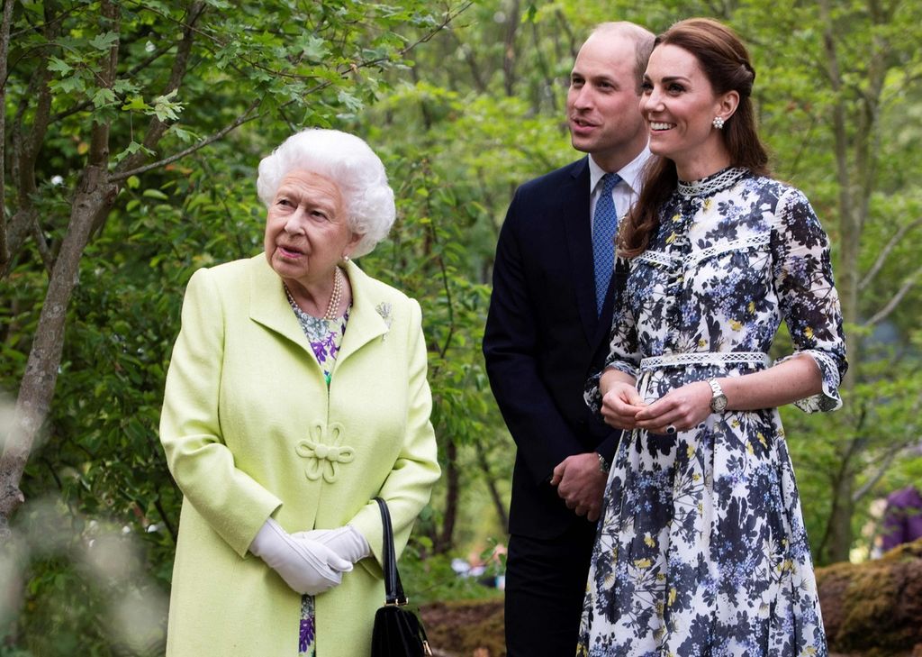 Dalam foto yang diambil pada 20 Mei 2019 ini, Ratu Elizabeth, Pangeran William, dan Putri Catherine berjalan di taman Back to Nature Garden dalam kunjungan Pameran Bunga Chelsea di London, Inggris. 