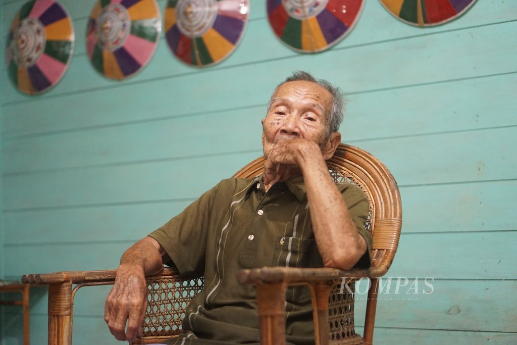 Udau Kedung (89) duduk di halaman rumahnya di Desa Long Peleban, Kecamatan Peso, Kabupaten Bulungan, Kalimantan Timur, Senin (23/10/2023).