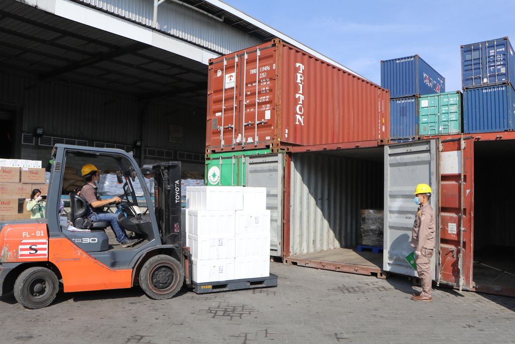 Pekerja memasukkan andaliman ke dalam peti kemas di kawasan Pelabuhan Belawan, Medan, Sumatera Utara, Kamis (26/8/2021). Di tengah tekanan pandemi, nilai ekspor komoditas pertanian dari Sumut mampu meningkat 43 persen pada semester I-2021.