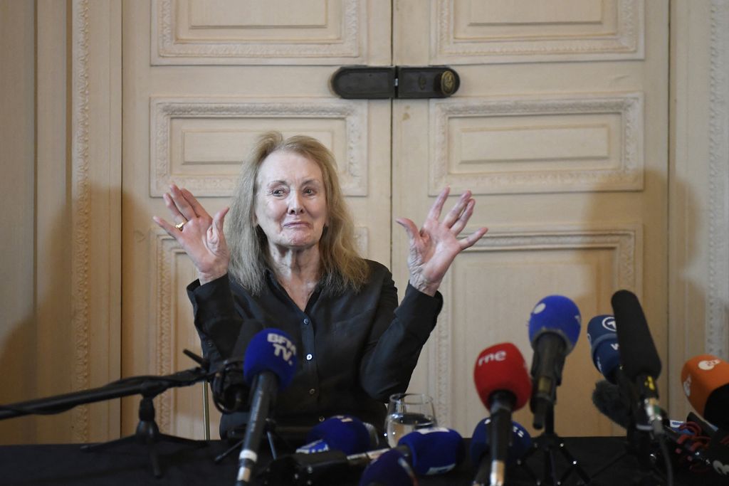 Penulis Perancis, Annie Ernaux, memberi pernyataan dalam konferensi pers setelah dia memenangkan Hadiah Nobel Sastra 2022, di markas Gallimard, Paris, Perancis pada 6 Oktober 2022.