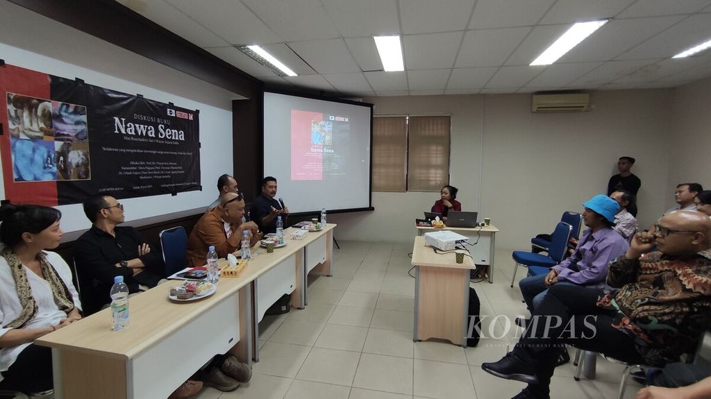 Diskusi membedah buku <i>Nawa Sena</i> di Kantor Perwakilan <i>Kompas </i>Bali di Denpasar, Jumat (23/6/2023), menghadirkan lima narasumber. Ahli hukum yang juga budayawan Bali, I Dewa Gede Palguna (tengah, kiri), mengulas buku dalam diskusi, yang juga dihadiri Rektor ISI Denpasar I Wayan Kun Adnyana (kanan). Buku <i>Nawa Sena</i> adalah karya kolaborasi perupa I Wayan Sujana Suklu dan sastrawan Anak Agung Sagung Mas Ruscitadewi, yang diterbitkan Bali Mangsi Foundation.