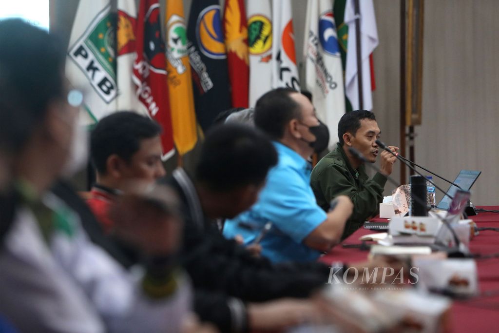 Perwakilan partai politik menyampaikan pertanyaan saat rapat koordinasi pembahasan Sistem Informasi Partai Politik (Sipol) antara partai politik dengan Komisi Pemilihan Umum dan Badan Pengawas Pemilu di Kantor KPU, Jakarta, Jumat (1/7/2022). 