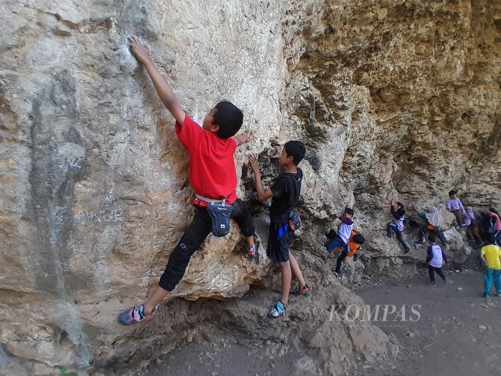 Sejumlah anak gabungan dari komunitas Mupat Climbers Club, Kawi Sport Climbing (KSC), dan Tumpang Climber Club (TCC) 99 mengikuti pengenalan panjat tebing sekaligus persiapan pengibaran bendera ukuran 14 meter x 9 meter dalam rangka peringatan kemerdekaan di tebing Lembah Kera, Desa Gampingan, Kecamatan Pagak, Kabupaten Malang, Jawa Timur, Jumat (16/8/2024).