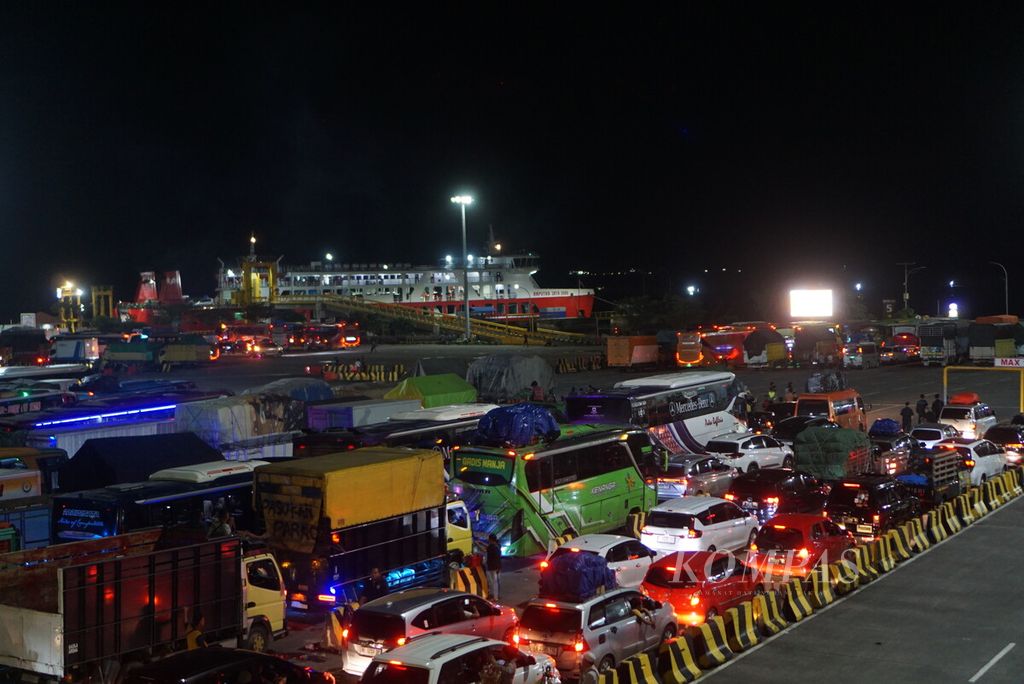 Antrean kendaraan di Pelabuhan Merak, Banten mulai terlihat pada Jumat (5/4/2024).