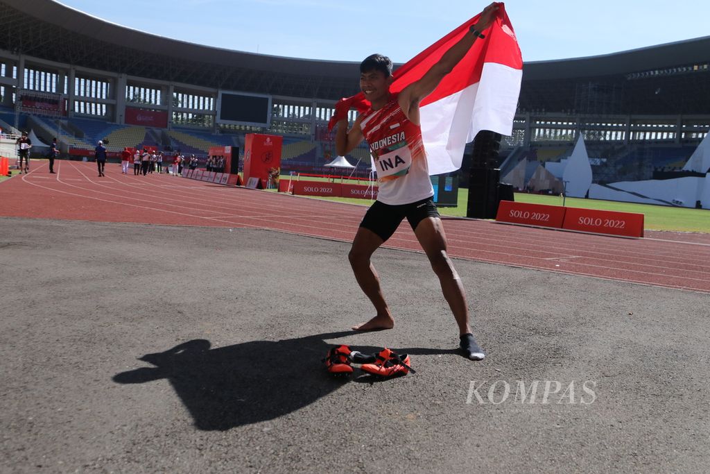 Sprinter klasifikasi T37 Saptoyogo Purnomo berpose saat merayakan medali emas tim estafet 4 x 100 meter universal T11-T54 dalam ASEAN Para Games Surakarta 2022 di Stadion Manahan, Surakarta, Jumat (5/8/2022). Tim juga diperkuat oleh Nanda Mei Sholihah (T47), Jaenal Aripin (T54), dan Susan Unggu (T11). Medali emas penutup di cabang atletik ini diraih dengan catatan waktu 48,11 detik.