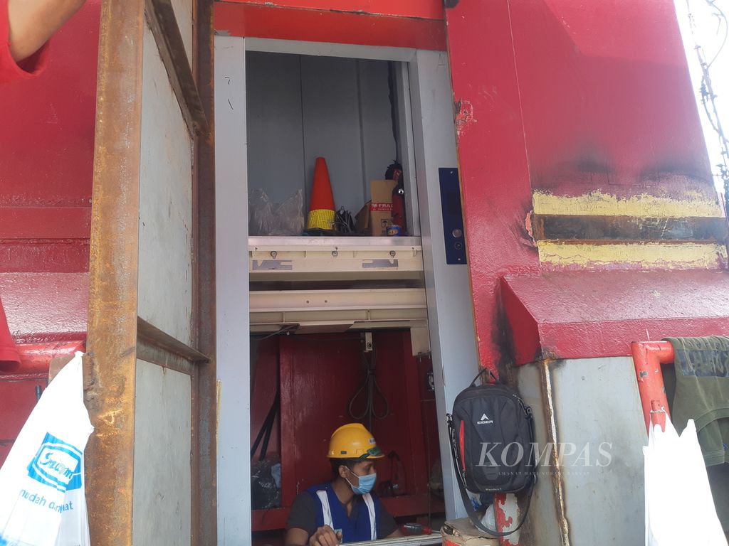 Seorang pekerja memasang instalasi lift di menara Jembatan Ampera di Palembang, Sumatera Selatan, Selasa (6/12/2022).