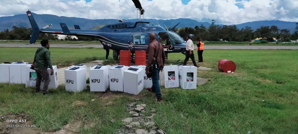 Pengiriman logistik untuk pemungutan suara ulang ke salah satu distrik di Kabupaten Yalimo, Papua, Senin (24/1/2022).
