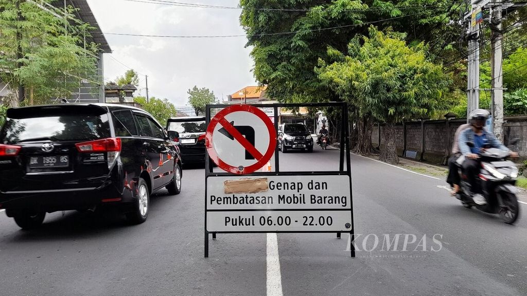 A placard about implementation of odd-even system and restrictions on trucks was placed on the middle of Southern Highway in South Denpasar, Bali, on Friday (11/11/2022). 