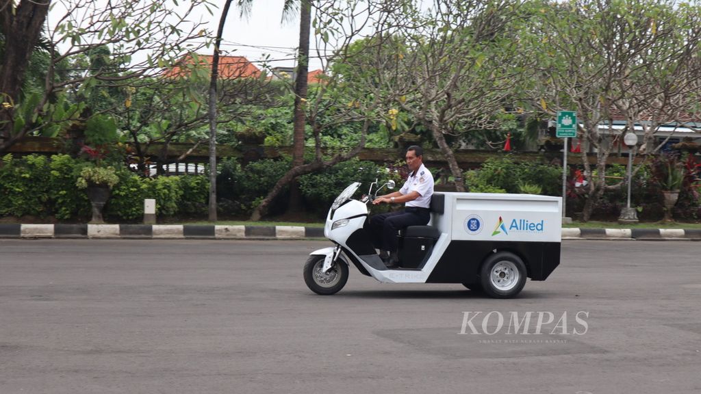 Seseorang mengendarai kendaraan listrik roda tiga, E-Trike, yang dipasarkan PT Allied Harvest Indonesia dan National Center for Sustainable Transportation Technology (NCSTT) Institut Teknologi Bandung (ITB), di halaman kantor Dinas Perhubungan Provinsi Bali di Denpasar, Selasa (28/3/2023).