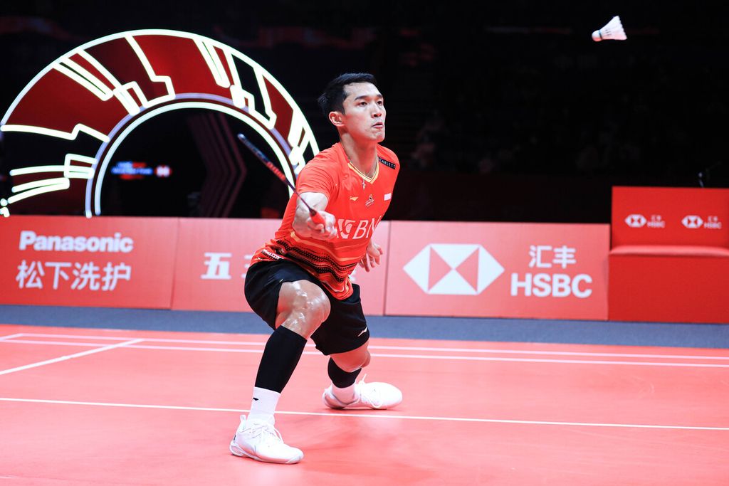 Tunggal putra Indonesia, Jonatan Christie, melawan Li Shi Feng (China) dalam pertandingan hari ketiga Grup B turnamen Final BWF di Hangzhou Olympics Sports Center, China, Jumat (15/12/2023). Li mengalahkan Jonatan, 21-13, 21-18.