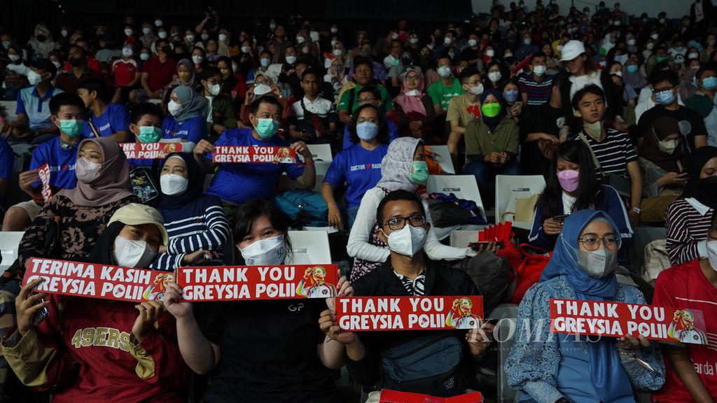 Penonton membawa tulisan Terima Kasih Greysia Polii” pada acara Testimonial Day Greysia Polii di Istora Gelora Bung Karno, Jakarta, Minggu (12/6/2022). 