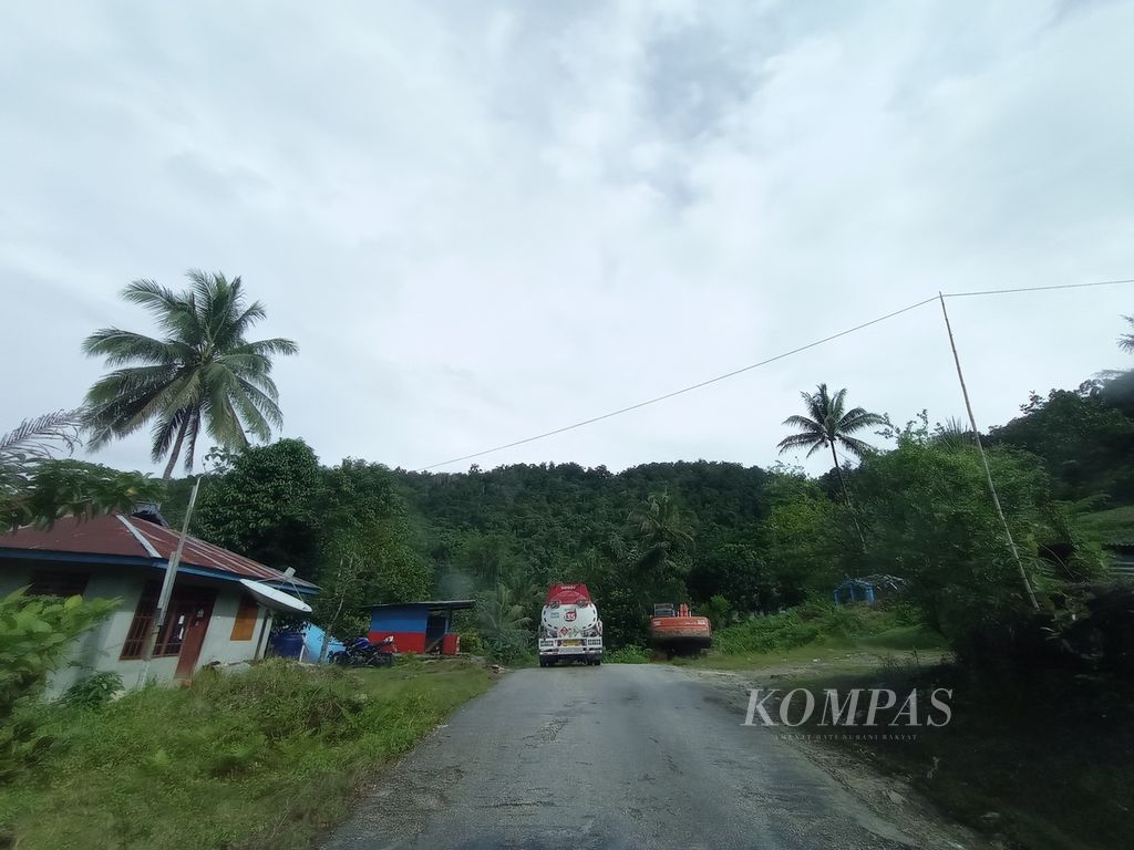 Pemandangan sepanjang jalan menuju Kabupaten Maybrat yang didominasi hutan, Selasa (12/7/2022). Jarak antarkampung 10-20 kilometer.