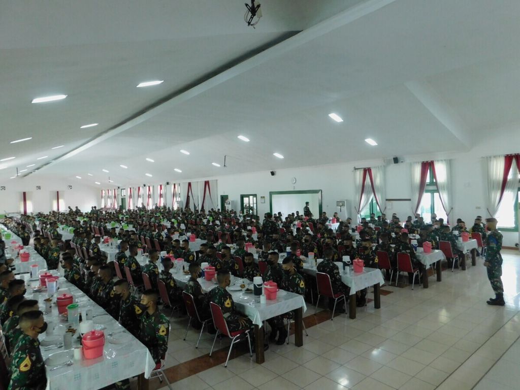 Para taruna Akmil makan siang bersama, Senin (26/9/2O21). Tradisi makan menjadi salah satu cara pembangunan karakter di Akademi Militer Magelang