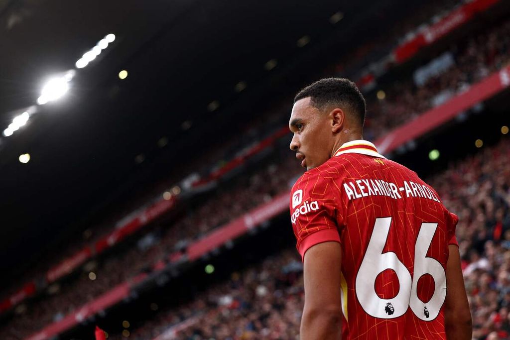 Pemain Liverpool, Trent Alexander-Arnold, bersiap melakukan tendangan pojok pada laga Liga Inggris melawan Ipswich Town di Stadion Portman Road, Ipswich, Sabtu (17/8/2024).