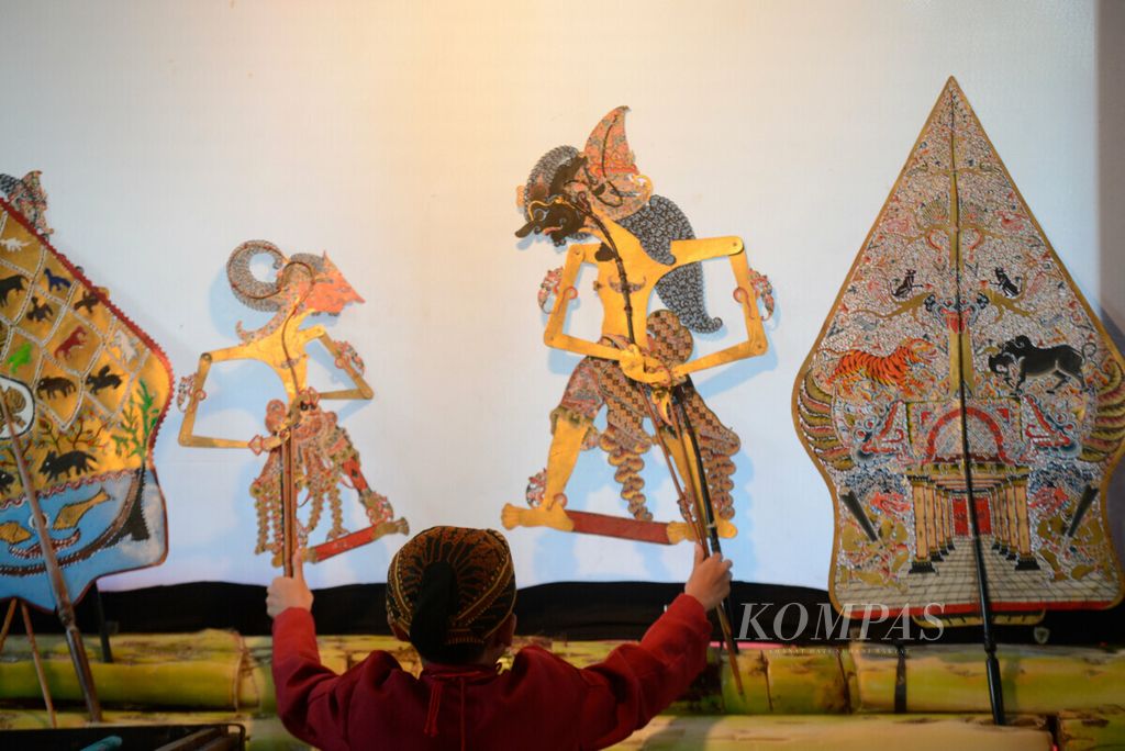 Gerakan tangan yang lincah untuk menghidupkan peran setiap tokohnya menjadi salah satu penilaian dalam Festival Dalang Sobokartti di Gedung Sobokartti, Kota Semarang, Jawa Tengah, Jumat (30/8/2019). 