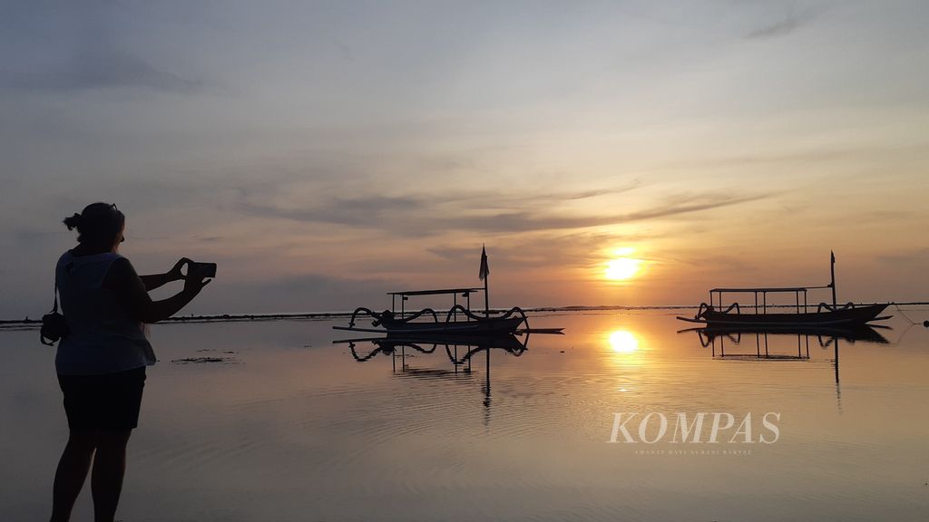 Suasana saat matahari terbit di kawasan Pantai Sindhu, Sanur, Bali, Minggu (13/11/2022). Bali saat ini berharap sektor wisata mereka kembali pulih usai 2 tahun dijerat pandemi covid-19.