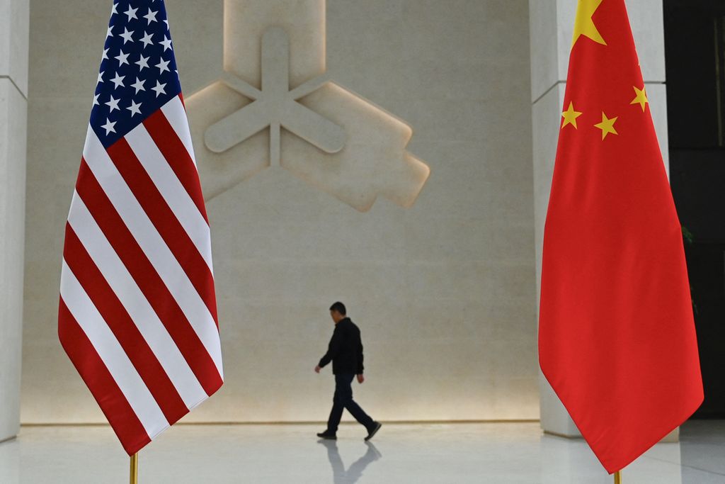 Bendera Amerika Serikat dan China terlihat di Bank Rakyat China sebelum kunjungan Menteri Keuangan AS Janet Yellen ke China, di kantor pusat bank di Beijing, 8 April 2024. 
