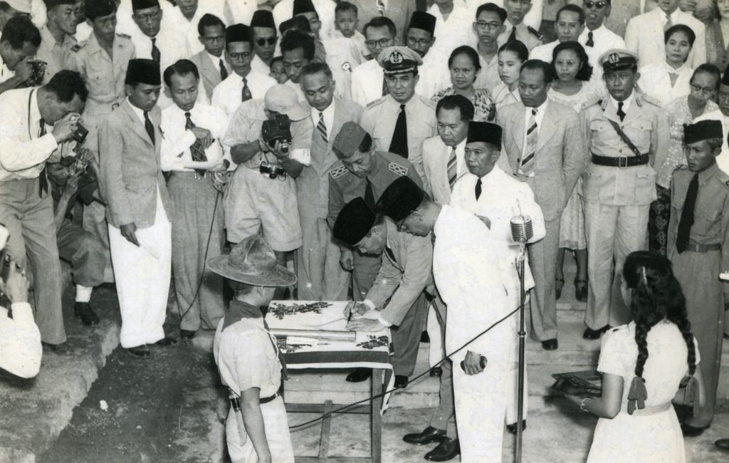 Upacara Peringatan Tugu Pahlawan di Surabaya oleh Presiden Sukarno tanggal 10 November 1951.