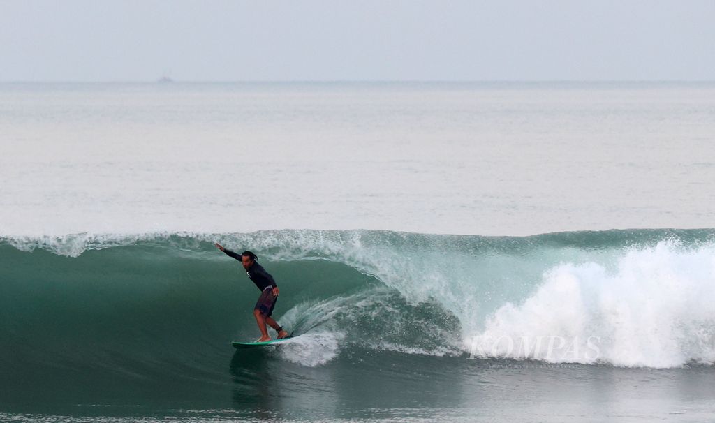 Dede Suryana, a professional surfer from Cimaja, showcased his skills at Cimaja Beach in Sukabumi Regency, West Java on Wednesday (24/5/2023).