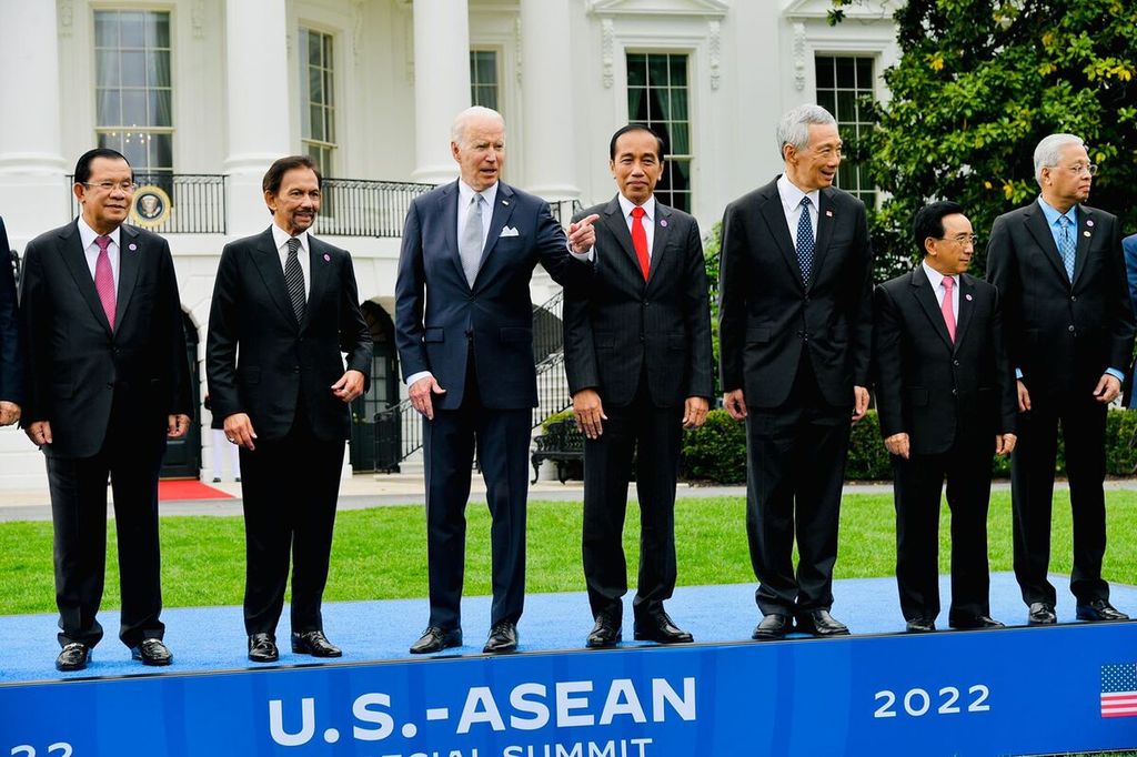 Presiden Joko Widodo yang berdiri di samping Presiden Joe Biden berfoto bersama pemimpin negara-negara ASEAN di halaman Gedung Putih, Washington DC, AS, 12 Mei 2022. 