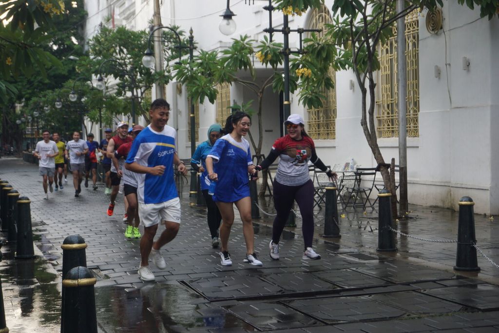 Para pelari menembus hujan saat mengikuti Run for Gilo-gilo di Kota Lama Semarang, Jawa Tengah, Sabtu (17/12/2022). Ajang ini sebagai acara pembuka bagi Lomba Lari Semarang 10K Powered by Isoplus.