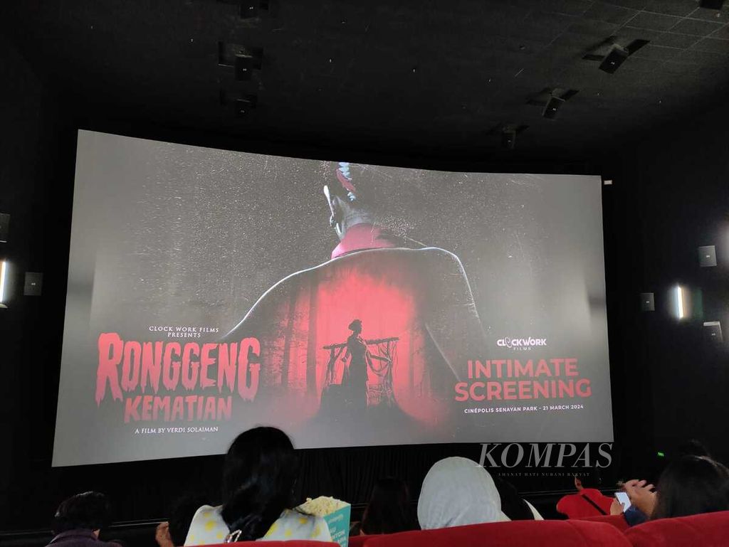 Penonton menyaksikan film horor <i>Ronggeng Kematian</i> yang diputar untuk kalangan terbatas di Jakarta, Kamis (21/3/2024).
