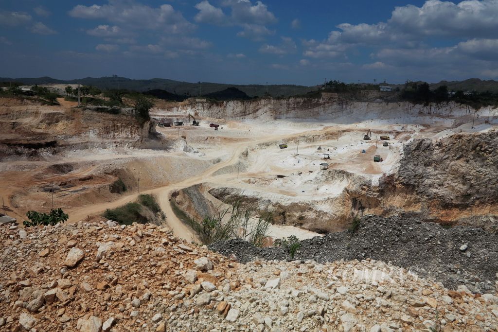 Kawasan Cekungan Air Tanah (CAT) Watuputih, Pegunungan Kendeng Utara, di Kabupaten Rembang, Jawa Tengah sejak tahun 1995 telah menjadi areal pertambangan. Hingga kini, sebanyak 21 perusahaan memegang ijin pemegang ijin usaha pertambangan (IPU) di kawasan tersebut. Tampak kondisi areal pertambangan, Juli 2017 lalu.