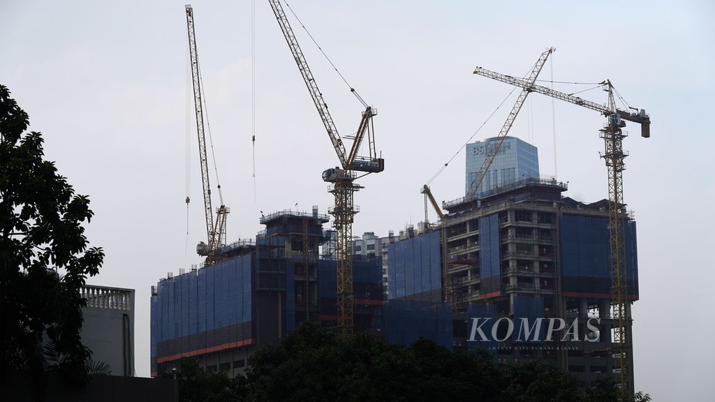 Proyek pembangunan gedung bertingkat di kawasan Kuningan, Jakarta Selatan, Senin (28/11/2022). 