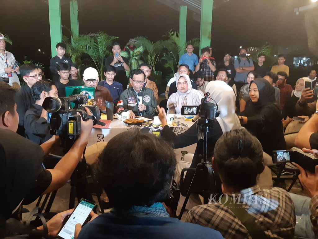 Calon wakil presiden nomor urut 3, Mahfud MD, saat menghadiri acara ”Tabrak Prof!” di Bandar Lampung pada Kamis (25/1/2024) malam.