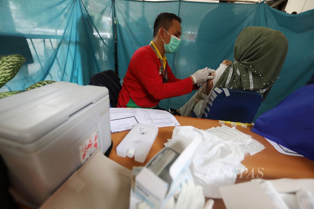 Petugas kesehatan memberikan suntikan vaksin penguat Pfizer di Kantor Kecamatan Senen, Jakarta, Kamis (20/10/2022). 