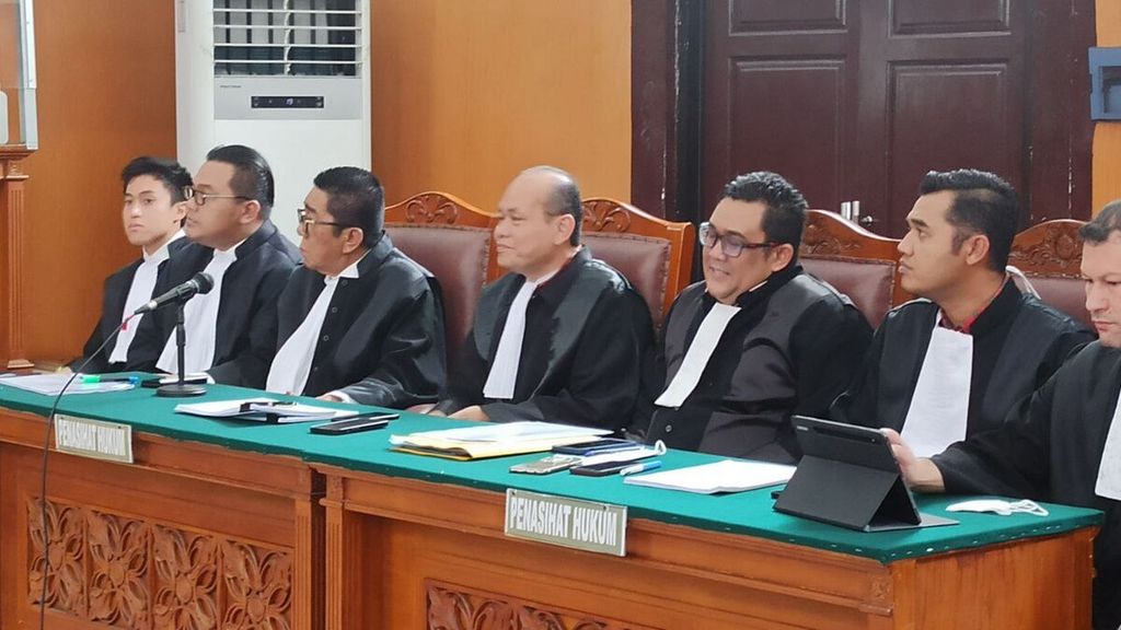 Tim kuasa hukum bekas Kepala Biro Pengamanan Internal Divisi Profesi dan Pengamanan Polri Hendra Kurniawan  saat persidangan perkara perintangan penyidikan di Pengadilan Negeri Jakarta Selatan, Rabu (19/10/2022).