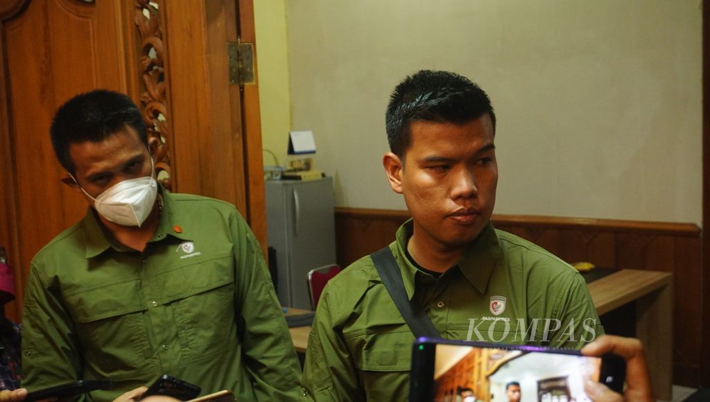 Hari Misbah (kanan), anggota Paspampres, meminta maaf setelah melakukan pemukulan terhadap seorang sopir truk, di Balai Kota Surakarta, Jawa Tengah, Jumat (12/8/2022). Ia mengaku khilaf dengan aksi yang dilakukannya.