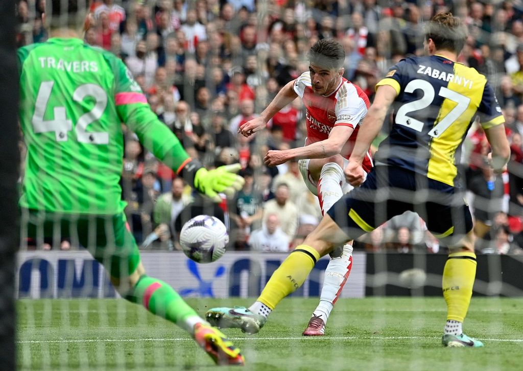 Gelandang Arsenal Declan Rice (tengah) mencetak gol ke gawang Bournemouth pada laga Liga Inggris, Sabtu (4/5/2024). 