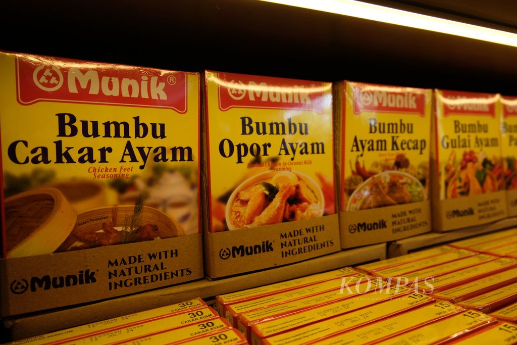 Bumbu racik dalam kemasan bermerek Munik berjajar di Jakarta, Jumat (29/9/2023). Munik adalah salah satu produsen bumbu racik asal Indonesia yang produknya telah diekspor ke beberapa negara, seperti Jerman, Amerika Serikat, dan Australia.