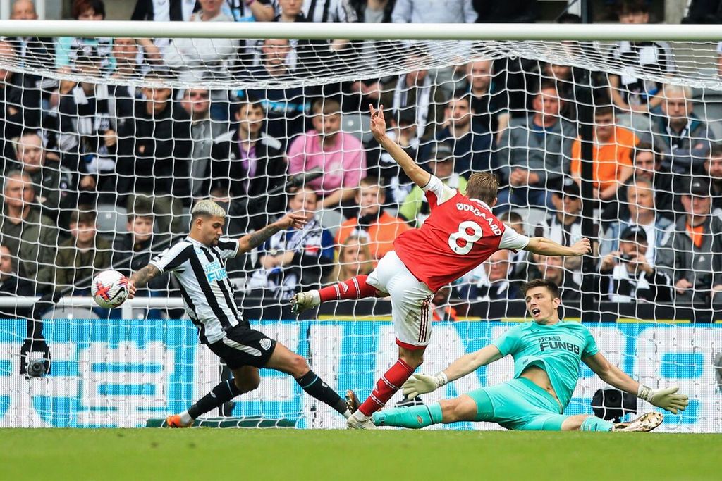 Pemain Arsenal Martin Odegaard (tengah) mencetak gol ke gawang Newcastle United pada laga Liga Inggris di Stadion St James' Park, Newcastle, Minggu (8/5/2023). Arsenal menang 2-0 pada laga itu.