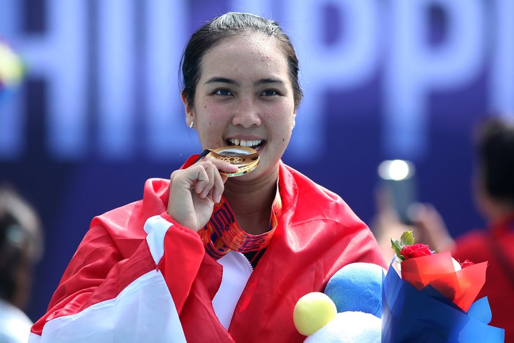 Petenis Aldila Sutjiadi mempersembahkan medali emas pada SEA Games 2019 setelah tampil dalam laga final di Rizal Memorial Tennis Center, Manila, Filipina, Jumat (6/12/2019).