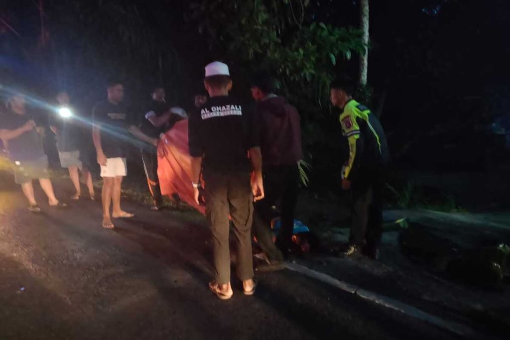 Police officers from the Palangka Raya Regional Police took the body of HF to the nearest health center before returning it to the family, on Sunday (28/4/2024) night. HF, who wanted to help a single accident, instead became a victim of the accident after being hit twice.